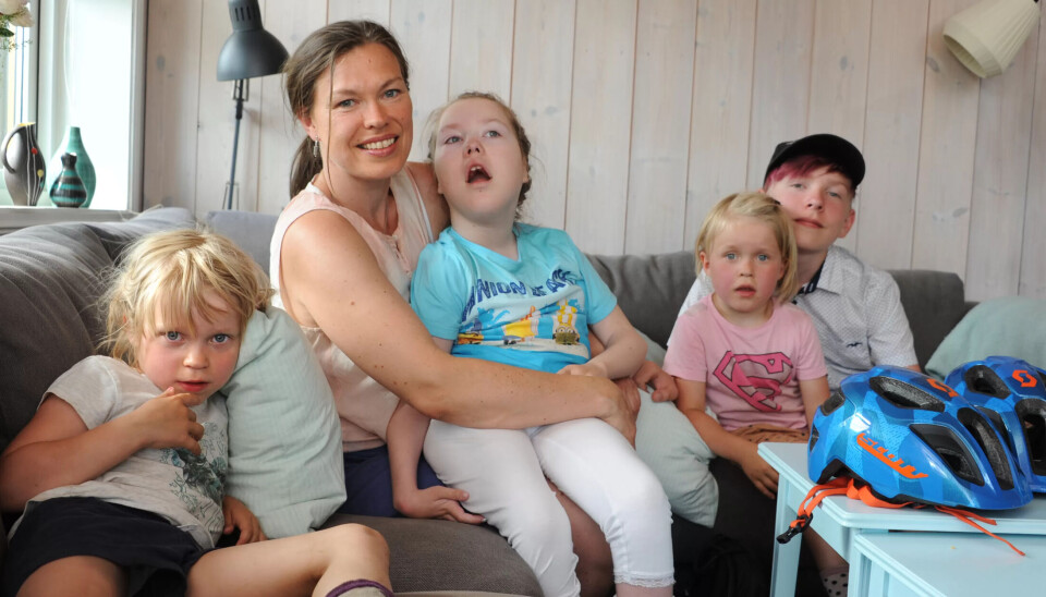Også tvillingene Tora og Johanne, og storebror Pål vet at Idun vil dø. Men hverdagen handler om å leve best mulig. Også tvillingene Tora og Johanne, og storebror Pål vet at Idun vil dø. Men hverdagen handler om å leve best mulig.
