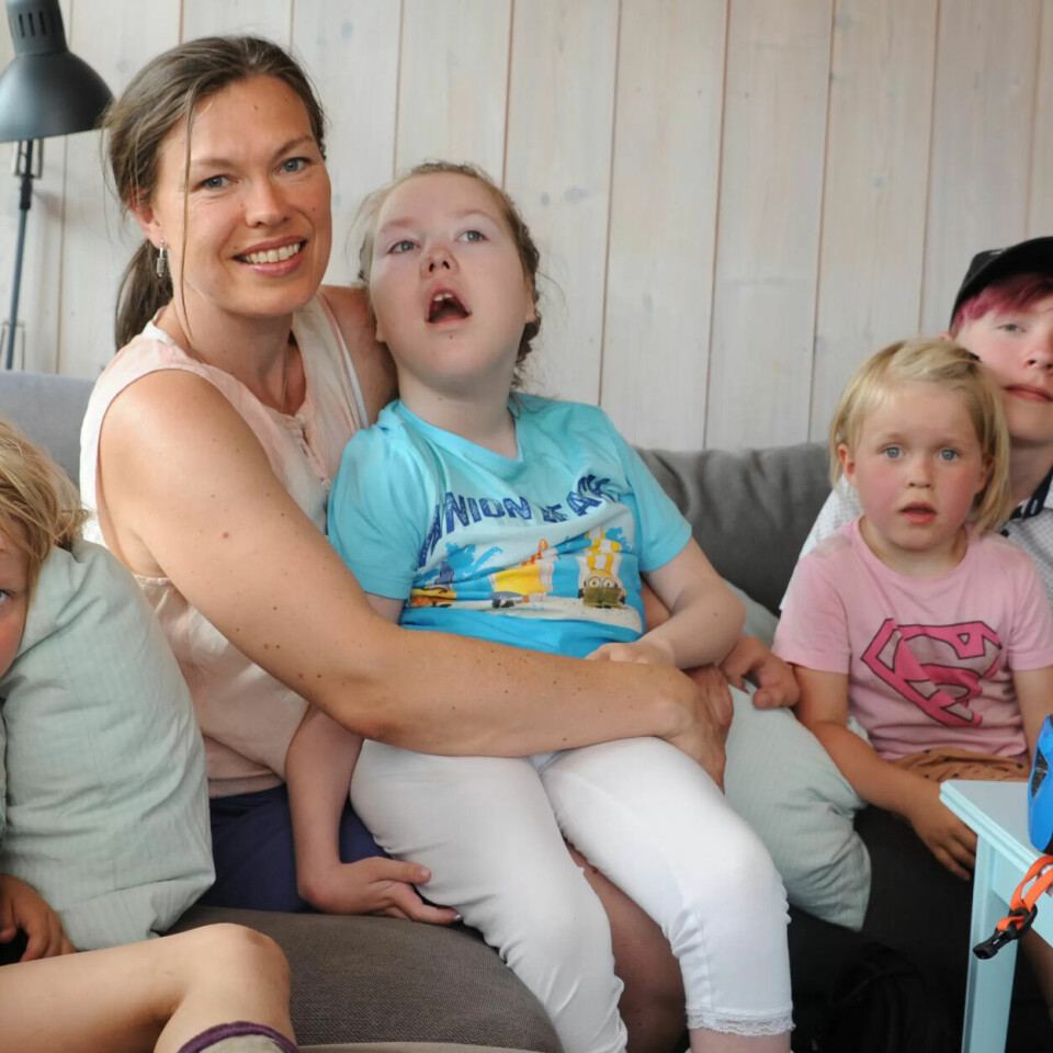 Også tvillingene Tora og Johanne, og storebror Pål vet at Idun vil dø. Men hverdagen handler om å leve best mulig. Også tvillingene Tora og Johanne, og storebror Pål vet at Idun vil dø. Men hverdagen handler om å leve best mulig.