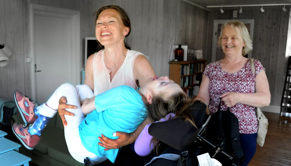 Idun er kronisk syk. Legene vet ikke hvor lenge hun vil leve. – Tjenestene i hjemmet fungerer både som assistanse og helsehjelp, men også avlastning og skjerming, sier mamma Marte Torsdatter Leland. Assistent Ingunn Losvar Sæther bak. Idun er kronisk syk. Legene vet ikke hvor lenge hun vil leve. – Tjenestene i hjemmet fungerer både som assistanse og helsehjelp, men også avlastning og skjerming, sier mamma Marte Torsdatter Leland. Assistent Ingunn Losvar Sæther bak.