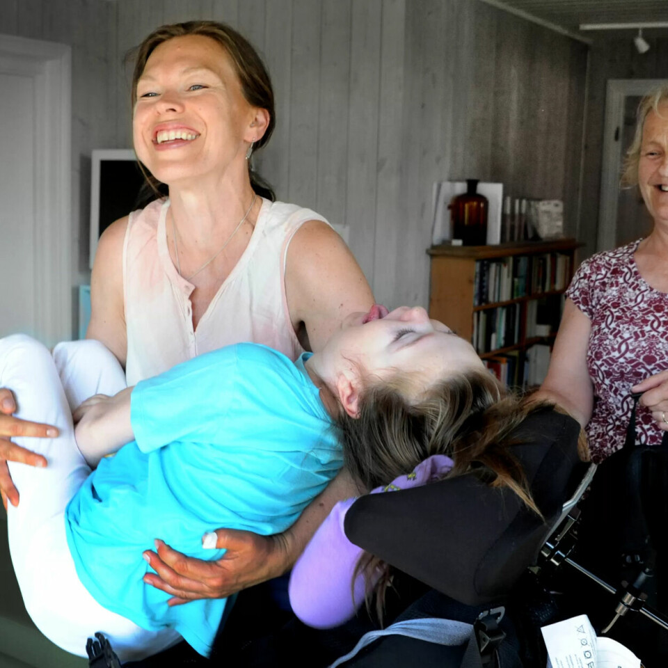 Idun er kronisk syk. Legene vet ikke hvor lenge hun vil leve. – Tjenestene i hjemmet fungerer både som assistanse og helsehjelp, men også avlastning og skjerming, sier mamma Marte Torsdatter Leland. Assistent Ingunn Losvar Sæther bak. Idun er kronisk syk. Legene vet ikke hvor lenge hun vil leve. – Tjenestene i hjemmet fungerer både som assistanse og helsehjelp, men også avlastning og skjerming, sier mamma Marte Torsdatter Leland. Assistent Ingunn Losvar Sæther bak.
