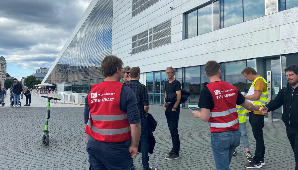 Allerede på streikens første dag kommer det beskyldninger om streikebryteri. Allerede på streikens første dag kommer det beskyldninger om streikebryteri.