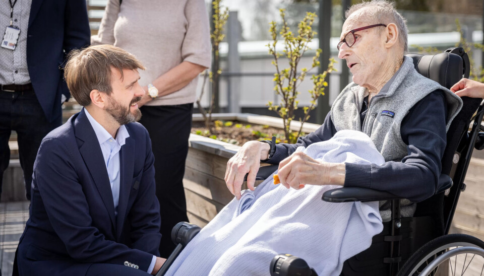 ET RÅD: Før Vestre forsvinner nedover etasjene igjen, ber han om et råd fra beboer Einar Odland om hva som er det viktigste framover: – Flere ansatte slik at de har tid til å snakke med oss, sier 88-åringen. ET RÅD: Før Vestre forsvinner nedover etasjene igjen, ber han om et råd fra beboer Einar Odland om hva som er det viktigste framover: – Flere ansatte slik at de har tid til å snakke med oss, sier 88-åringen.