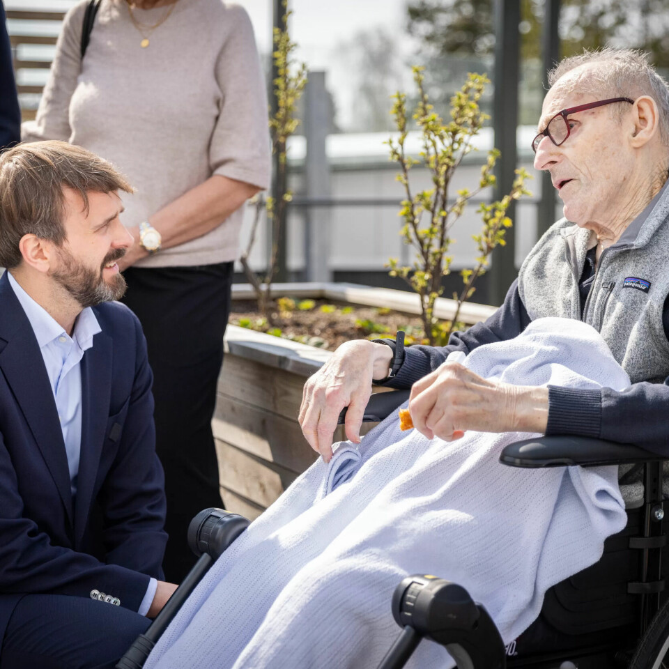 ET RÅD: Før Vestre forsvinner nedover etasjene igjen, ber han om et råd fra beboer Einar Odland om hva som er det viktigste framover: – Flere ansatte slik at de har tid til å snakke med oss, sier 88-åringen. ET RÅD: Før Vestre forsvinner nedover etasjene igjen, ber han om et råd fra beboer Einar Odland om hva som er det viktigste framover: – Flere ansatte slik at de har tid til å snakke med oss, sier 88-åringen.