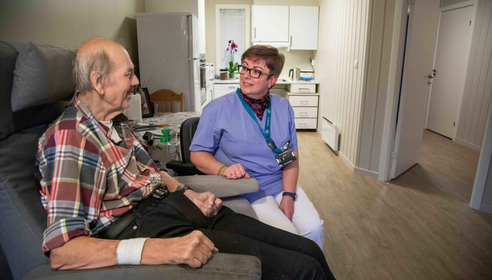 KOMPETANSELØFT: Helge Vreim (79) og de andre beboerne i omsorgsboligene får oftere besøk av sjukepleiere som Jorun Jensen etter at de tok i bruk ruteplanleggeren. KOMPETANSELØFT: Helge Vreim (79) og de andre beboerne i omsorgsboligene får oftere besøk av sjukepleiere som Jorun Jensen etter at de tok i bruk ruteplanleggeren.