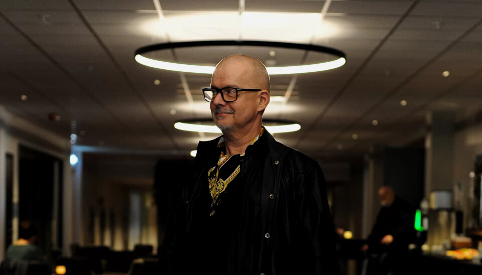 FORTSATT I SPOTLYSET: Arne Fagerholt planla å vende «det gamle livet» ryggen, men har ikke lykkes med det. Fortsatt regisseres og koreograferes det, og Fagerholt sitter i flere kulturstyrer. FORTSATT I SPOTLYSET: Arne Fagerholt planla å vende «det gamle livet» ryggen, men har ikke lykkes med det. Fortsatt regisseres og koreograferes det, og Fagerholt sitter i flere kulturstyrer.