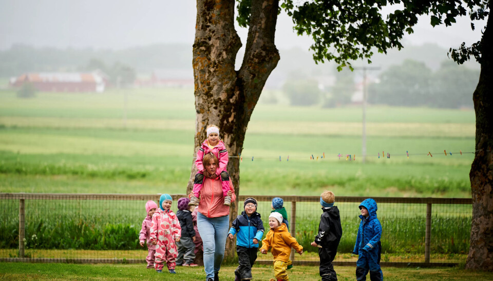 LEK OG FRILUFTSLIV: Marie, Senni, Torunn Strøm med Helle på skuldrene, Theodor, Oline, Sivert, Ville og Henning har lekt litt ute og nå er det klart for litt musikk inne i eventyrstuen. LEK OG FRILUFTSLIV: Marie, Senni, Torunn Strøm med Helle på skuldrene, Theodor, Oline, Sivert, Ville og Henning har lekt litt ute og nå er det klart for litt musikk inne i eventyrstuen.
