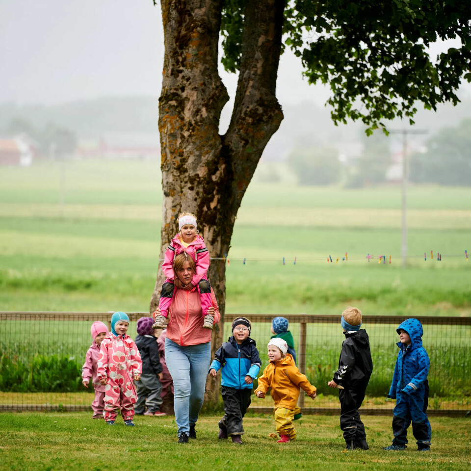 LEK OG FRILUFTSLIV: Marie, Senni, Torunn Strøm med Helle på skuldrene, Theodor, Oline, Sivert, Ville og Henning har lekt litt ute og nå er det klart for litt musikk inne i eventyrstuen. LEK OG FRILUFTSLIV: Marie, Senni, Torunn Strøm med Helle på skuldrene, Theodor, Oline, Sivert, Ville og Henning har lekt litt ute og nå er det klart for litt musikk inne i eventyrstuen.