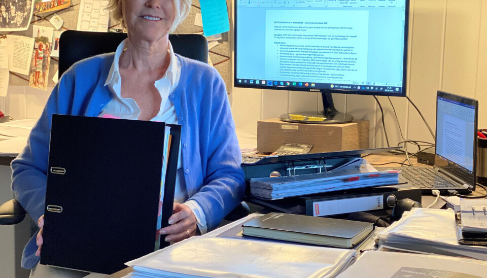 NEDGRAVD I SAKSPAPIRER: Hilde Midthjell i støttegruppa har gått gjennom alle sakspapirer og all dokumentasjon for å kartlegge hvor feilene oppstår, og sett på hvor i asylsystemet det svikter. Målet er å få politikerne til å innse at rettssikkerheten ikke er god nok slik at lovregler blir justert og asylsøkere får et bedre rettsvern. NEDGRAVD I SAKSPAPIRER: Hilde Midthjell i støttegruppa har gått gjennom alle sakspapirer og all dokumentasjon for å kartlegge hvor feilene oppstår, og sett på hvor i asylsystemet det svikter. Målet er å få politikerne til å innse at rettssikkerheten ikke er god nok slik at lovregler blir justert og asylsøkere får et bedre rettsvern.