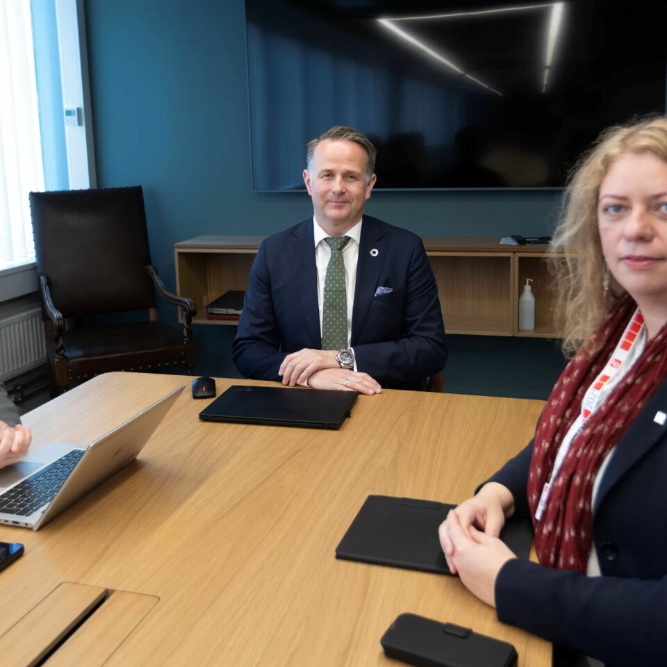 PARTENE: Riksmekler Mats W. Ruland (i midten) prøver å få LO Stat-leder Elisabeth Steen og personaldirektør Gisle Norheim i staten til å bli enige om lønnstilleggene for over 42.000 LO-medlemmer. PARTENE: Riksmekler Mats W. Ruland (i midten) prøver å få LO Stat-leder Elisabeth Steen og personaldirektør Gisle Norheim i staten til å bli enige om lønnstilleggene for over 42.000 LO-medlemmer.