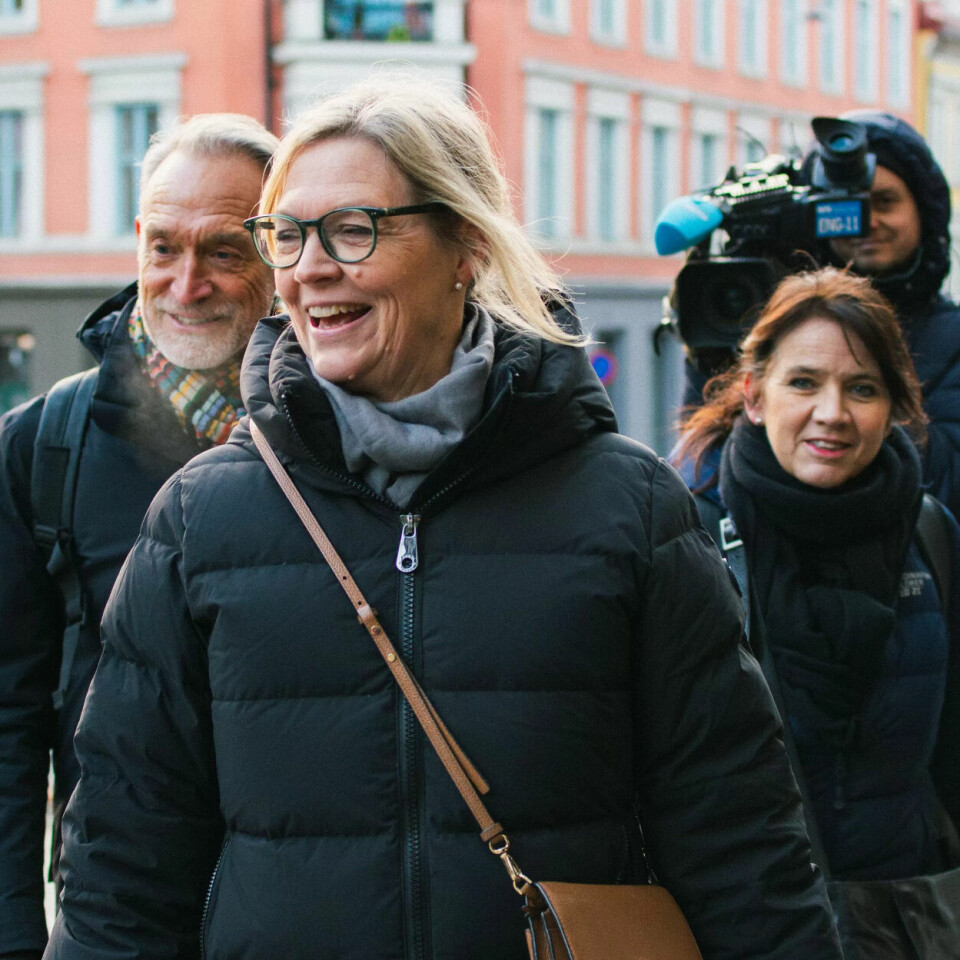 ARBEIDSGIVERNE: Nina Melsom, flankerty av Tor Arne Gangsø og Anne-Kari Bratten på vei inn i IA-forhandlinger med NRKs team på slep. ARBEIDSGIVERNE: Nina Melsom, flankerty av Tor Arne Gangsø og Anne-Kari Bratten på vei inn i IA-forhandlinger med NRKs team på slep.