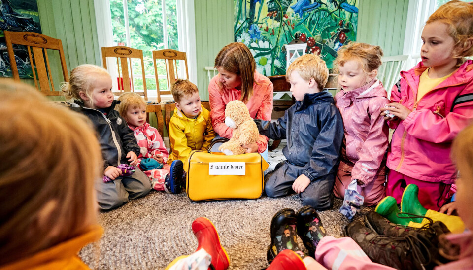 I BARNEHAGEN: Mali, Senni, Olav, Georg, Linnea og Helle følger spent med når pedagogisk leder Torunn Strøm tar fram en helt spesiell gjest - nemlig sin barndoms bamse. I BARNEHAGEN: Mali, Senni, Olav, Georg, Linnea og Helle følger spent med når pedagogisk leder Torunn Strøm tar fram en helt spesiell gjest - nemlig sin barndoms bamse.