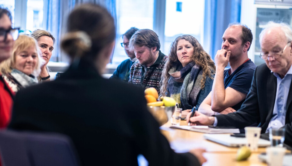 Per Olaf Lundteigen (f.h.), Mímir Kristjánsson og Tuva Moflag lærer om sosialt arbeid i Nav. Per Olaf Lundteigen (f.h.), Mímir Kristjánsson og Tuva Moflag lærer om sosialt arbeid i Nav.