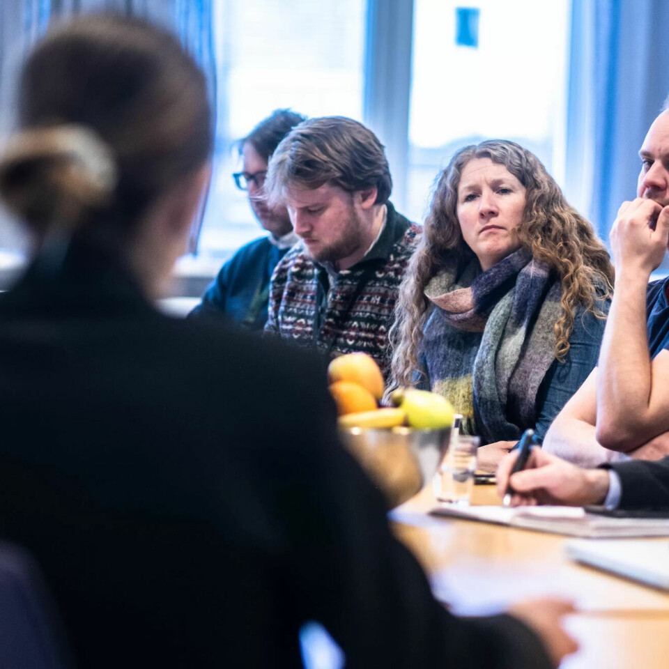 Per Olaf Lundteigen (f.h.), Mímir Kristjánsson og Tuva Moflag lærer om sosialt arbeid i Nav. Per Olaf Lundteigen (f.h.), Mímir Kristjánsson og Tuva Moflag lærer om sosialt arbeid i Nav.