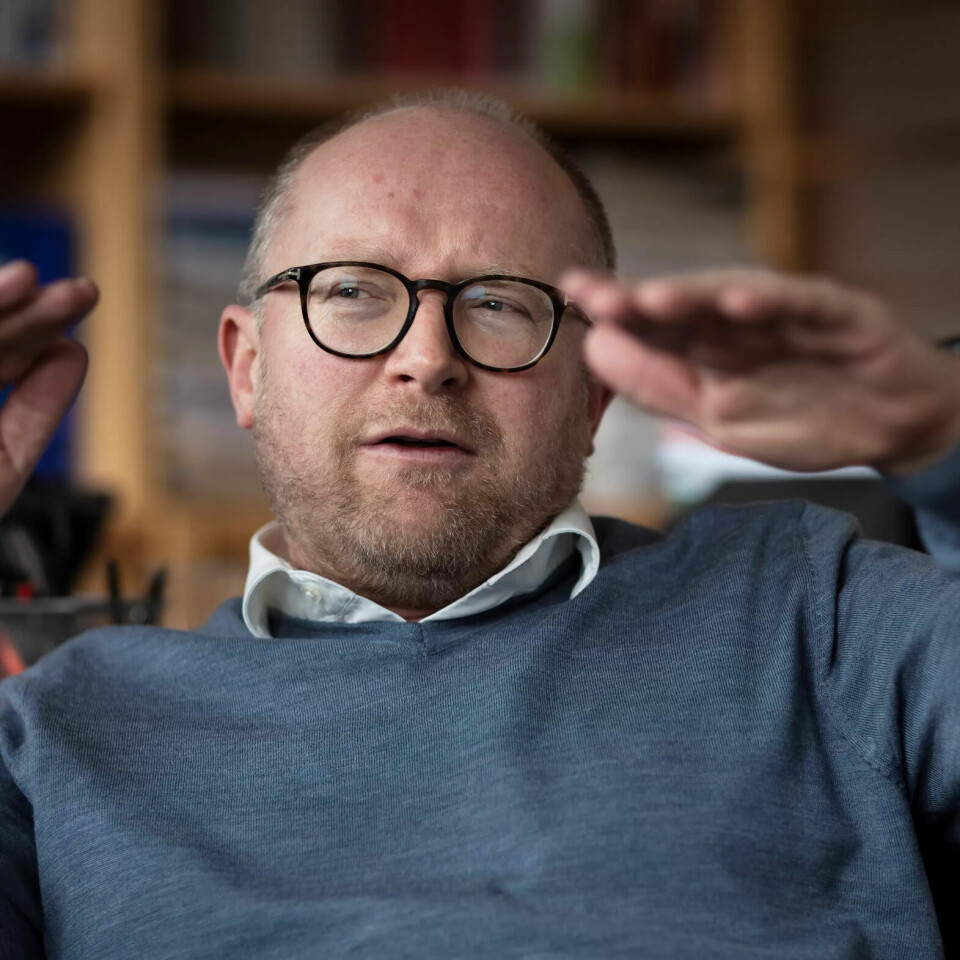 – Folk engasjerer seg hvis det gjelder en skole eller et lokalsykehus, men det har vel ikke skjedd at noen går i fakkeltog for ta vare på administrasjonen, sier han. – Folk engasjerer seg hvis det gjelder en skole eller et lokalsykehus, men det har vel ikke skjedd at noen går i fakkeltog for ta vare på administrasjonen, sier han.