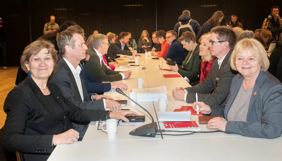 Det er de med lavest inntekt som kommer til å slite mest med å fylle opp matkassa og bensintanken. Derfor er det de som må prioriteres i oppgjøret i offentlig sektor i år, mener Mette Nord (tv) og Mimmi Kvisvik i LO Kommune. Samtidig mener også LO at utdanning skal løænne seg økonomisk, og at dette må balanseres i et lønnsoppgjør alle oppfatter som rettferdig. Det er de med lavest inntekt som kommer til å slite mest med å fylle opp matkassa og bensintanken. Derfor er det de som må prioriteres i oppgjøret i offentlig sektor i år, mener Mette Nord (tv) og Mimmi Kvisvik i LO Kommune. Samtidig mener også LO at utdanning skal løænne seg økonomisk, og at dette må balanseres i et lønnsoppgjør alle oppfatter som rettferdig.
