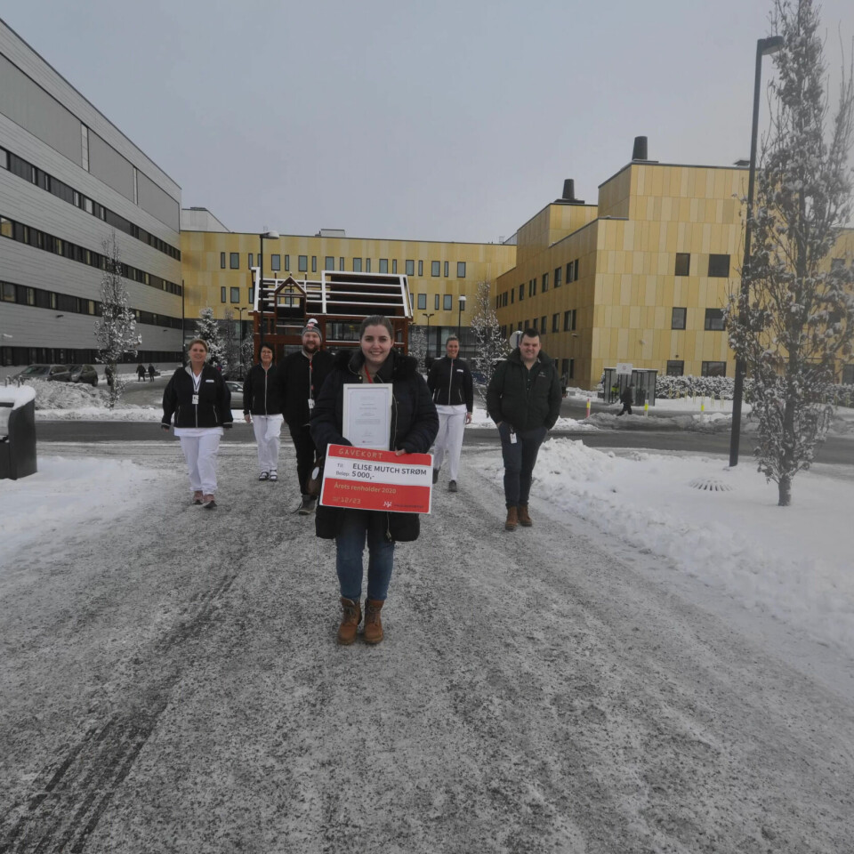 HEDRET: Endelig var det klart for å kåret Årets renholder 2020. Elise Mutch Strøm (foran) med kollegene Hilde Wernersen, Mona Aamodt, Roy Kenneth Nilsbakken, Marianne Holme og Marius Bjørndalen. HEDRET: Endelig var det klart for å kåret Årets renholder 2020. Elise Mutch Strøm (foran) med kollegene Hilde Wernersen, Mona Aamodt, Roy Kenneth Nilsbakken, Marianne Holme og Marius Bjørndalen.