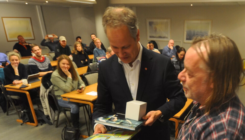 TROR PÅ DETTE: Samferdselsminister Jon-Ivar Nygård har stor tro på både kollektivtrafikken i Oslo og at passasjerene skal komme seg tilbake til trikk, bane og buss. Her med leder av Oslo Sporveiers arbeiderforening, Ola Floberg. TROR PÅ DETTE: Samferdselsminister Jon-Ivar Nygård har stor tro på både kollektivtrafikken i Oslo og at passasjerene skal komme seg tilbake til trikk, bane og buss. Her med leder av Oslo Sporveiers arbeiderforening, Ola Floberg.