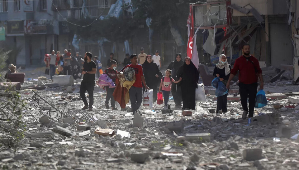 FLUKT: Palestinere flykter fra hjemmene sine etter bombeangrep fra Israel 30. oktober. FLUKT: Palestinere flykter fra hjemmene sine etter bombeangrep fra Israel 30. oktober.