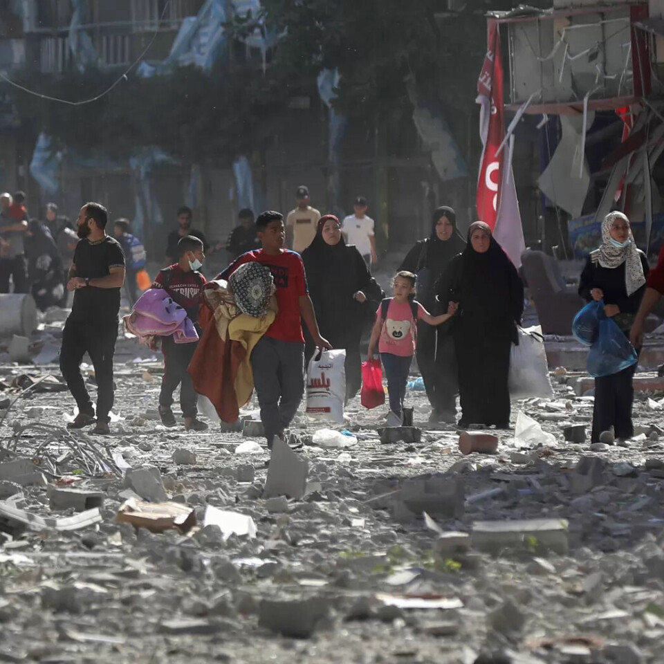 FLUKT: Palestinere flykter fra hjemmene sine etter bombeangrep fra Israel 30. oktober. FLUKT: Palestinere flykter fra hjemmene sine etter bombeangrep fra Israel 30. oktober.