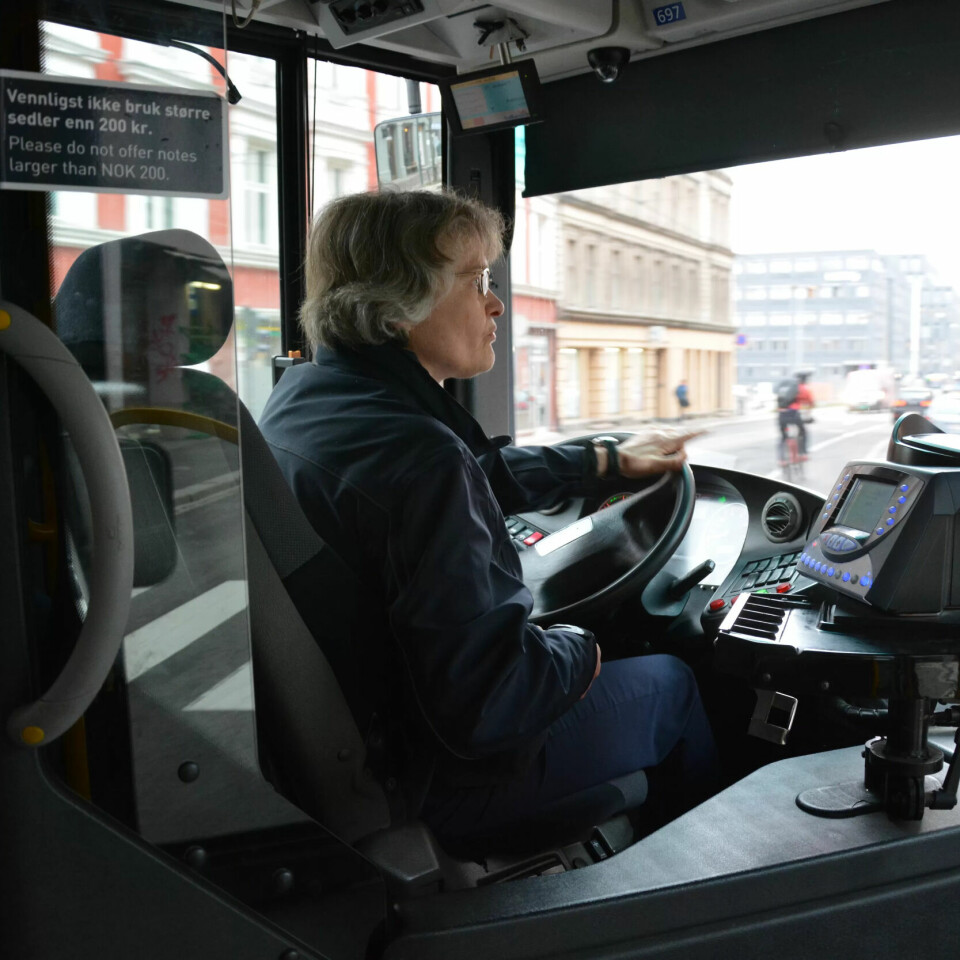 MÅ KONSENTRERE SEG: I Oslo sentrum har bussjåførene både fotgjengere, syklister, biler og trikker å forholde seg til. MÅ KONSENTRERE SEG: I Oslo sentrum har bussjåførene både fotgjengere, syklister, biler og trikker å forholde seg til.