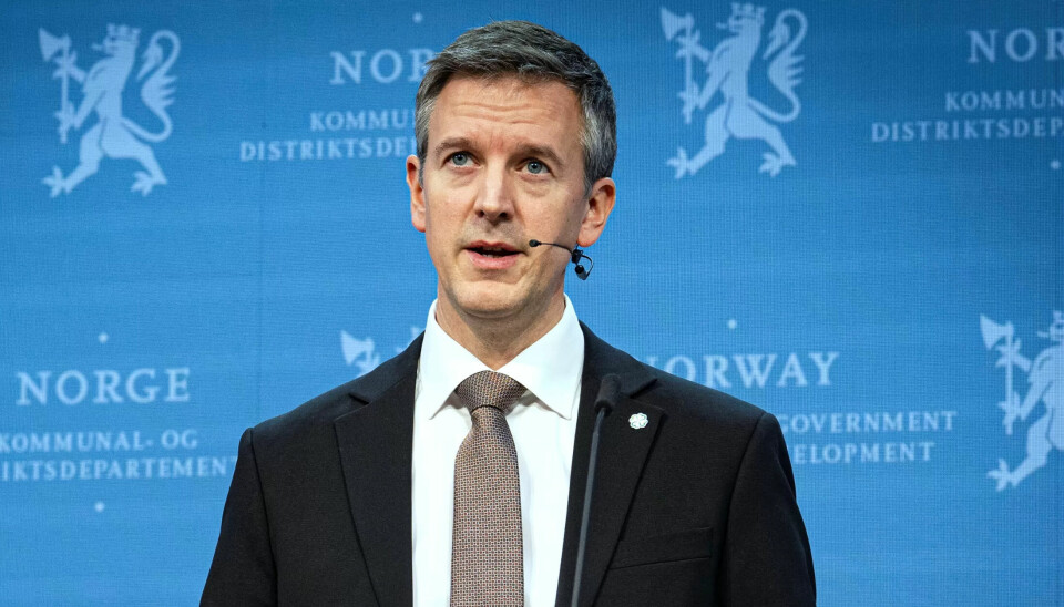 INNSTRAMMING: Åpenhet om hvor pengestøtten til de politiske partiene kommer fra er viktig for demokratiet, og nødvendig for å sikre tillit til partiene, sier kommunal- og distriktsminister Erling Sande. INNSTRAMMING: Åpenhet om hvor pengestøtten til de politiske partiene kommer fra er viktig for demokratiet, og nødvendig for å sikre tillit til partiene, sier kommunal- og distriktsminister Erling Sande.