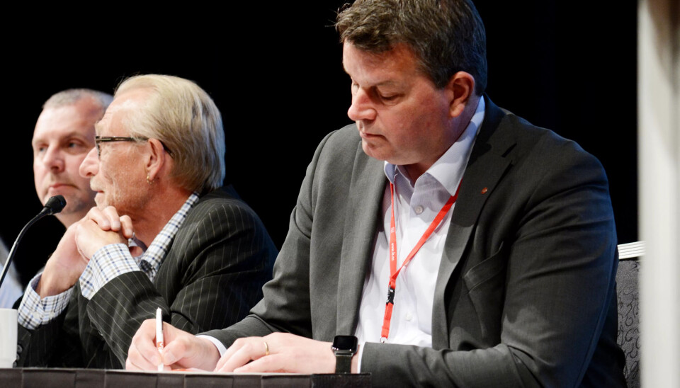 SVARTE: LO-leder Hans Christian Gabrielsen hedde fått med seg siste nytt om at Trøndelag fylkeskommune nå har valgt å ekskludere Traftec fra et anbud de egentlig hadde vunnet SVARTE: LO-leder Hans Christian Gabrielsen hedde fått med seg siste nytt om at Trøndelag fylkeskommune nå har valgt å ekskludere Traftec fra et anbud de egentlig hadde vunnet
