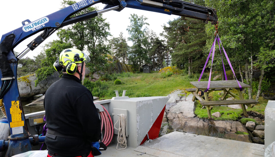 RETUR: Det gamle bordet, som skal kastes, tar de med tilbake. RETUR: Det gamle bordet, som skal kastes, tar de med tilbake.