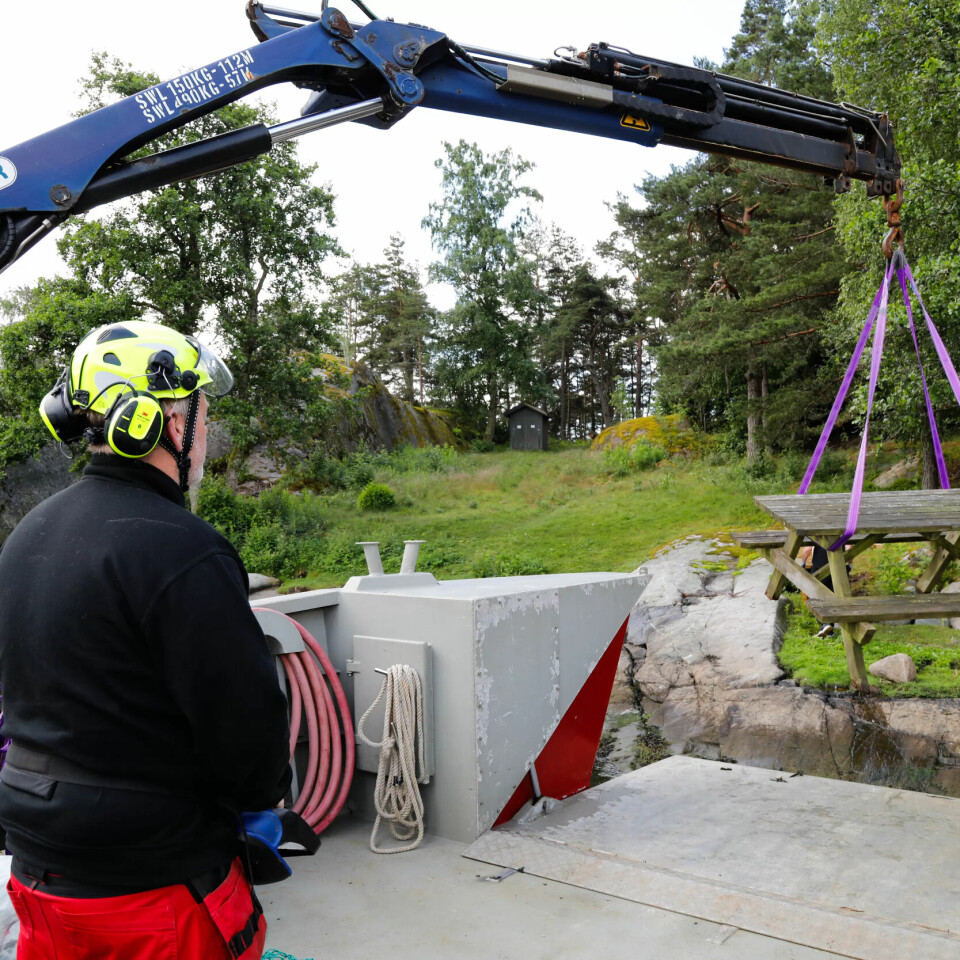 RETUR: Det gamle bordet, som skal kastes, tar de med tilbake. RETUR: Det gamle bordet, som skal kastes, tar de med tilbake.