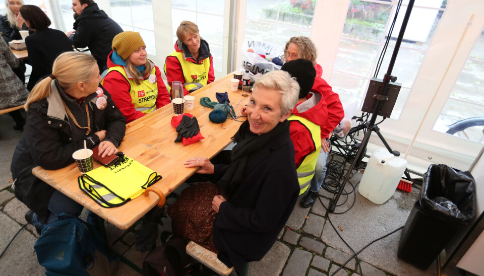 VARM MAT: Hver dag serveres frokost, lunsj og middag i Streikens hus ved Nationaltheatret til streikevaktene ved de fire kulturinstitusjonene i Oslo som er i streik. VARM MAT: Hver dag serveres frokost, lunsj og middag i Streikens hus ved Nationaltheatret til streikevaktene ved de fire kulturinstitusjonene i Oslo som er i streik.