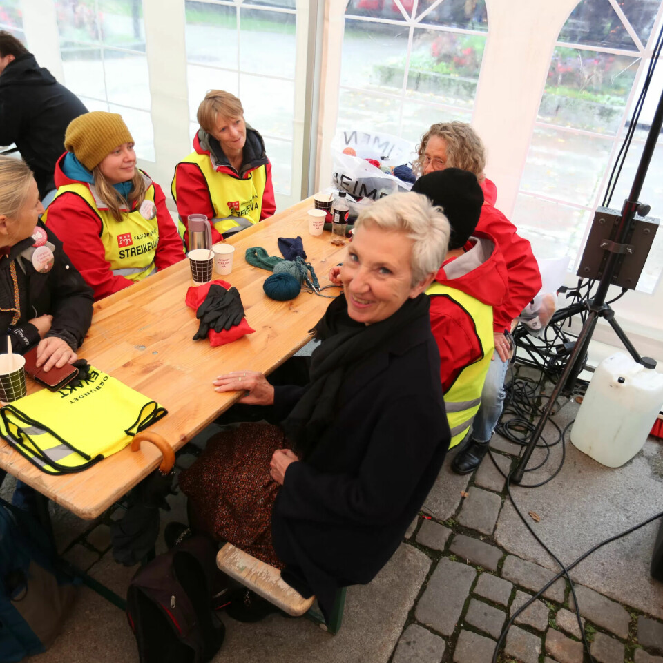 VARM MAT: Hver dag serveres frokost, lunsj og middag i Streikens hus ved Nationaltheatret til streikevaktene ved de fire kulturinstitusjonene i Oslo som er i streik. VARM MAT: Hver dag serveres frokost, lunsj og middag i Streikens hus ved Nationaltheatret til streikevaktene ved de fire kulturinstitusjonene i Oslo som er i streik.