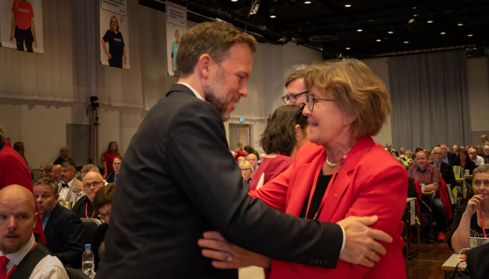 Hjertelig gjensyn mellom SV-leder Audun Lysbakken og Fagforbundets leder, Mette Nord, på landsmøtet. De er enige om å innføre arveavgift igjen. Hjertelig gjensyn mellom SV-leder Audun Lysbakken og Fagforbundets leder, Mette Nord, på landsmøtet. De er enige om å innføre arveavgift igjen.