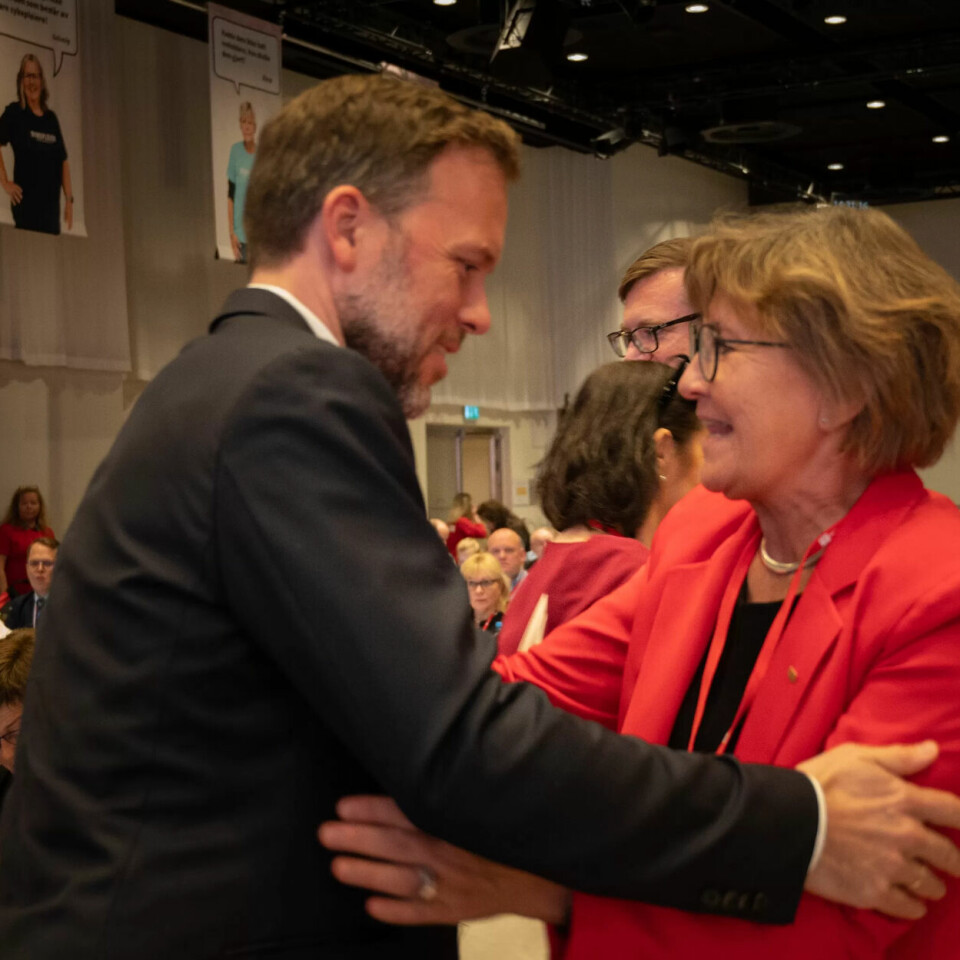 Hjertelig gjensyn mellom SV-leder Audun Lysbakken og Fagforbundets leder, Mette Nord, på landsmøtet. De er enige om å innføre arveavgift igjen. Hjertelig gjensyn mellom SV-leder Audun Lysbakken og Fagforbundets leder, Mette Nord, på landsmøtet. De er enige om å innføre arveavgift igjen.