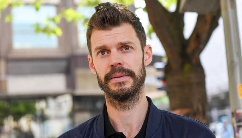 Her forklarer tidligere Rødt-leder Bjørnar Moxnes seg om solbrillesaken. Svein Erik Tuastad, førsteamanuensis ved Universitet i Stavanger, mener solbrillesaken kan være en forklaring på Rødts markerte fall. Her forklarer tidligere Rødt-leder Bjørnar Moxnes seg om solbrillesaken. Svein Erik Tuastad, førsteamanuensis ved Universitet i Stavanger, mener solbrillesaken kan være en forklaring på Rødts markerte fall.