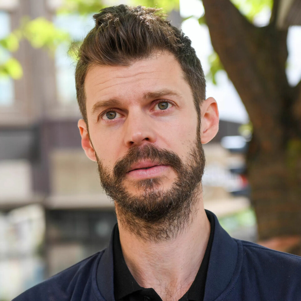Her forklarer tidligere Rødt-leder Bjørnar Moxnes seg om solbrillesaken. Svein Erik Tuastad, førsteamanuensis ved Universitet i Stavanger, mener solbrillesaken kan være en forklaring på Rødts markerte fall. Her forklarer tidligere Rødt-leder Bjørnar Moxnes seg om solbrillesaken. Svein Erik Tuastad, førsteamanuensis ved Universitet i Stavanger, mener solbrillesaken kan være en forklaring på Rødts markerte fall.