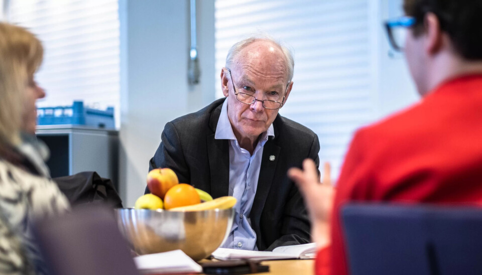 Per Olaf Lundteigen (Sp) lytter til Julian Slettaøien. T.v.: FO-leder Mimmi Kvisvik. Per Olaf Lundteigen (Sp) lytter til Julian Slettaøien. T.v.: FO-leder Mimmi Kvisvik.