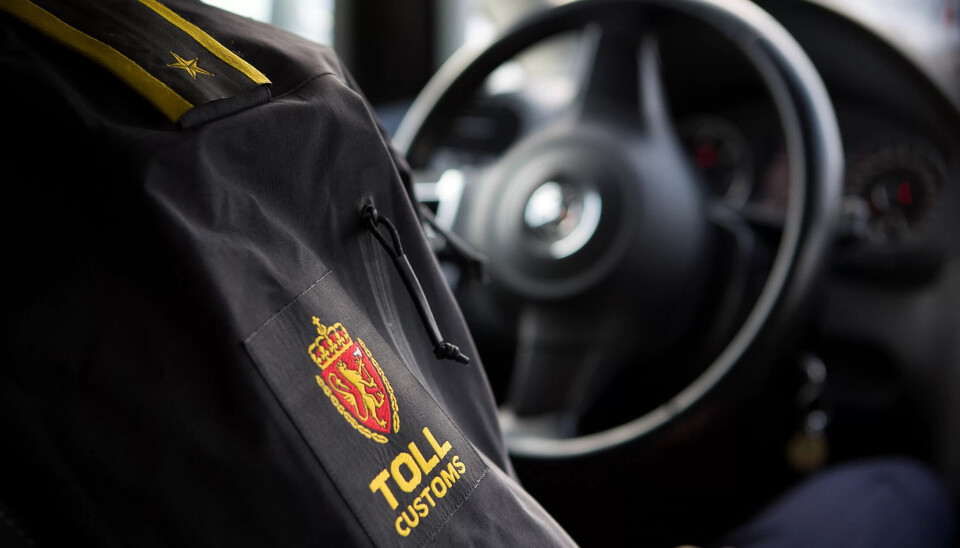 FRA KONTOR TIL UNIFORM? Loven regjeringen vil ha vedtatt gjør det mulig å omdisponere ansatte fra for eksempel Skatteetaten til Tollvetaten. FRA KONTOR TIL UNIFORM? Loven regjeringen vil ha vedtatt gjør det mulig å omdisponere ansatte fra for eksempel Skatteetaten til Tollvetaten.