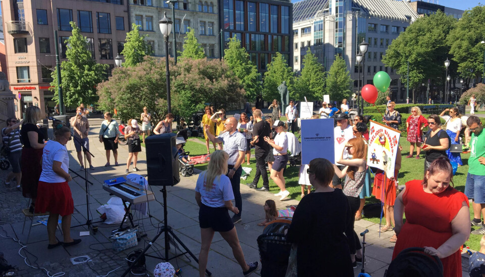 OPPRØR: Foreldre, ansatte og barnehagebarn, var samlet utenfor Stortinget i dag. OPPRØR: Foreldre, ansatte og barnehagebarn, var samlet utenfor Stortinget i dag.