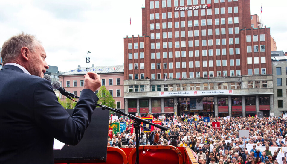 HØRER PÅ FAGBEVEGELSEN: Byrådsleder Raymond Johansen (Ap) taler på Youngstorget 1. mai. HØRER PÅ FAGBEVEGELSEN: Byrådsleder Raymond Johansen (Ap) taler på Youngstorget 1. mai.