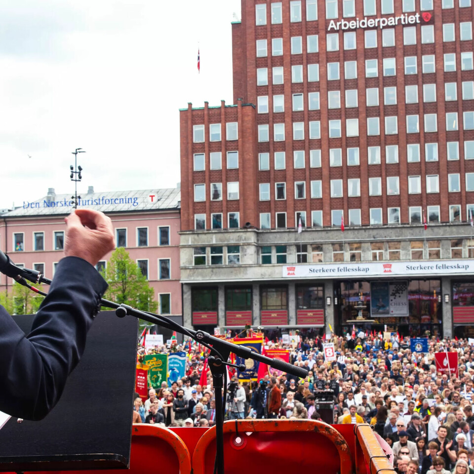 HØRER PÅ FAGBEVEGELSEN: Byrådsleder Raymond Johansen (Ap) taler på Youngstorget 1. mai. HØRER PÅ FAGBEVEGELSEN: Byrådsleder Raymond Johansen (Ap) taler på Youngstorget 1. mai.