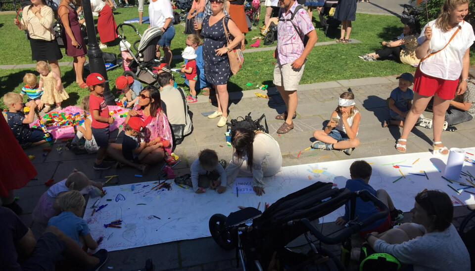 BLANKE ARK: Tegnestifter og blanke ark, er godt å ha - også på aksjon. BLANKE ARK: Tegnestifter og blanke ark, er godt å ha - også på aksjon.