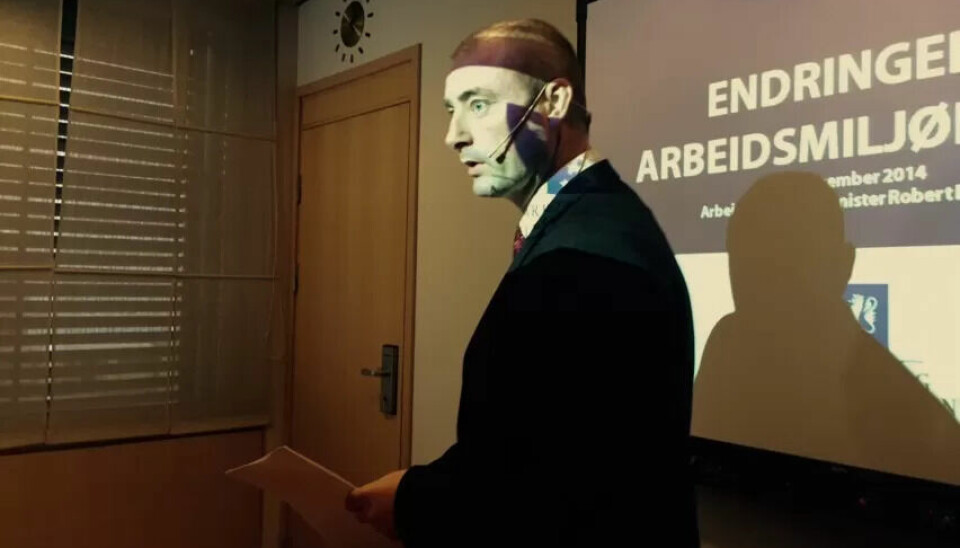 Robert Eriksson legger i dag fram forslag om at arbeidstida kan legges opp med lange dager i perioder og mer hvile i andre perioder. Robert Eriksson legger i dag fram forslag om at arbeidstida kan legges opp med lange dager i perioder og mer hvile i andre perioder.