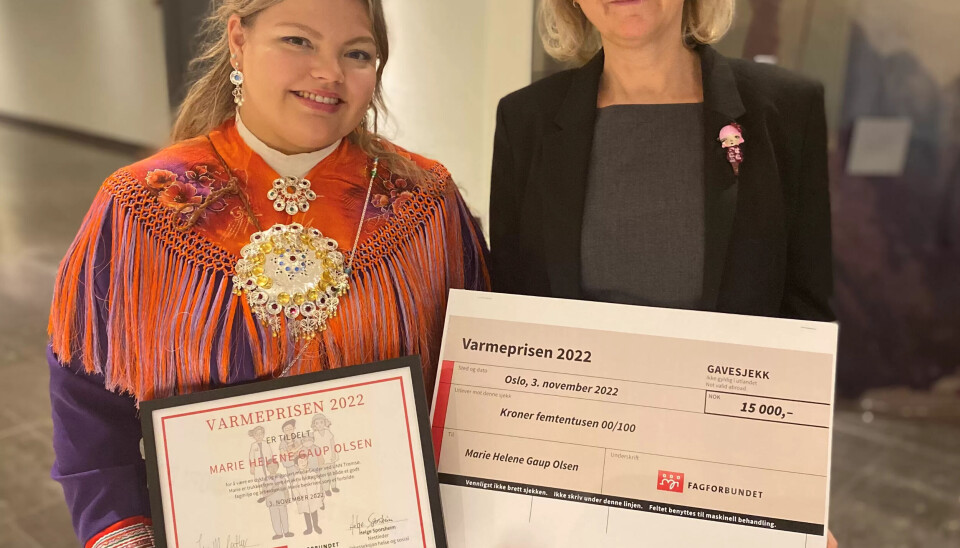 FORBILDE: Hovedtillitsvalgt Marianne Starup (t.h.) hadde også tatt turen fra Tromsø for å hylle kollega Gaup Olsen. – Vi kan snakke så mye vi vil om kompetansen til helsefagarbeiderne, men en person som Marie Helene viser det i praksis, sier Starup, som kaller kollegaen et forbilde. FORBILDE: Hovedtillitsvalgt Marianne Starup (t.h.) hadde også tatt turen fra Tromsø for å hylle kollega Gaup Olsen. – Vi kan snakke så mye vi vil om kompetansen til helsefagarbeiderne, men en person som Marie Helene viser det i praksis, sier Starup, som kaller kollegaen et forbilde.