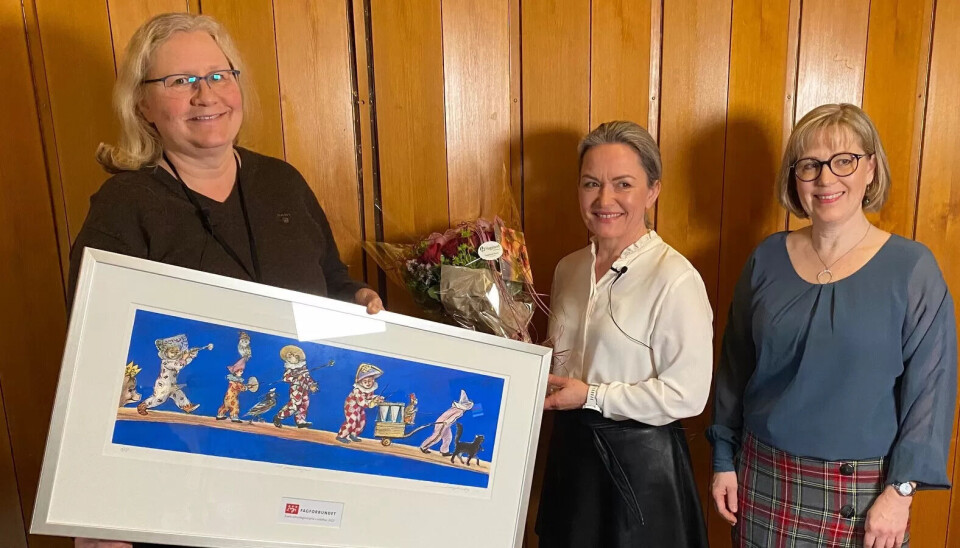 OVERRASKA: Anne-Beth Njærheim (t.v.) er kåra til årets arbeidsgjevar. Ho vart overraska av nestleiar i Fagforbundet, Sissel Skoghaug, og plasstillitsvald i medisinsk avdeling på Stord sjukehus, Birgitte S. Steinsland (t.h.). OVERRASKA: Anne-Beth Njærheim (t.v.) er kåra til årets arbeidsgjevar. Ho vart overraska av nestleiar i Fagforbundet, Sissel Skoghaug, og plasstillitsvald i medisinsk avdeling på Stord sjukehus, Birgitte S. Steinsland (t.h.).