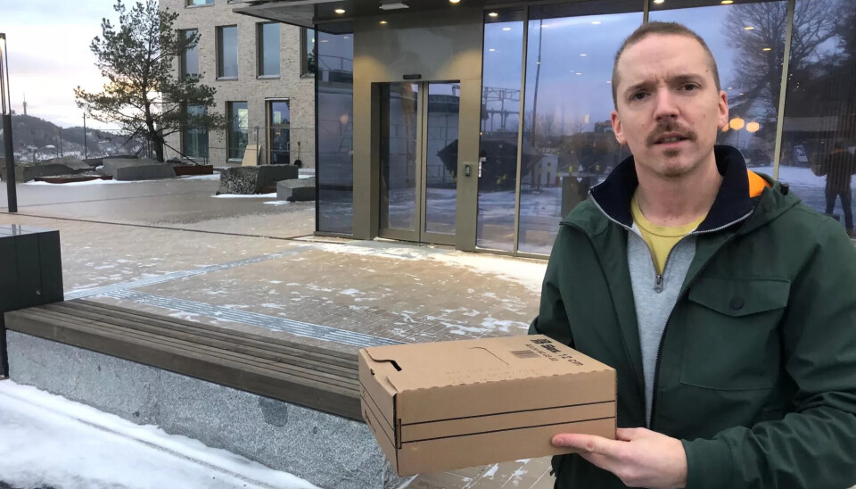 TILSVAR: Jørn Hellevik, daværende styreleder i Care Service AS, på vei inn til Statsforvalteren i Agder med en boks med tilsvar til forvalterens knusende tilsynsrapport om driften på rusinstitusjonen Englegård. TILSVAR: Jørn Hellevik, daværende styreleder i Care Service AS, på vei inn til Statsforvalteren i Agder med en boks med tilsvar til forvalterens knusende tilsynsrapport om driften på rusinstitusjonen Englegård.