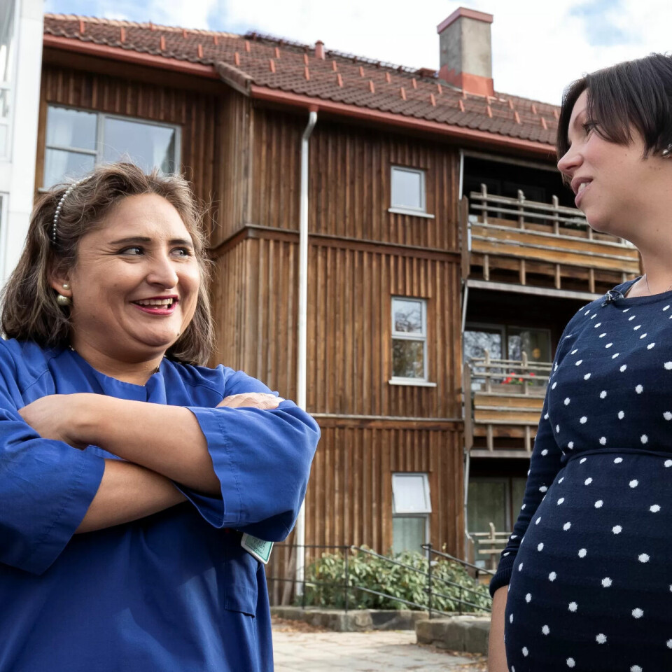 VARSLET: Helsefagarbeider og Fagforbundet-medlem Maria Fernandez Torp (til venstre) varslet om blant annet lav bemanning til rådmannen. Her sammen med Elin Bertha Johansen, tillitsvalgt for Fagforbundet. VARSLET: Helsefagarbeider og Fagforbundet-medlem Maria Fernandez Torp (til venstre) varslet om blant annet lav bemanning til rådmannen. Her sammen med Elin Bertha Johansen, tillitsvalgt for Fagforbundet.