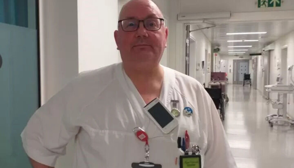 Klar for menneskemøter: Det psykiatrisk sykepleier Knut Harald Eriksen liker aller best ved jobben sin, er de daglige møtene med andre mennesker. De arter seg ofte helt annerledes enn lærebøkene forberedte ham på som student. Klar for menneskemøter: Det psykiatrisk sykepleier Knut Harald Eriksen liker aller best ved jobben sin, er de daglige møtene med andre mennesker. De arter seg ofte helt annerledes enn lærebøkene forberedte ham på som student.