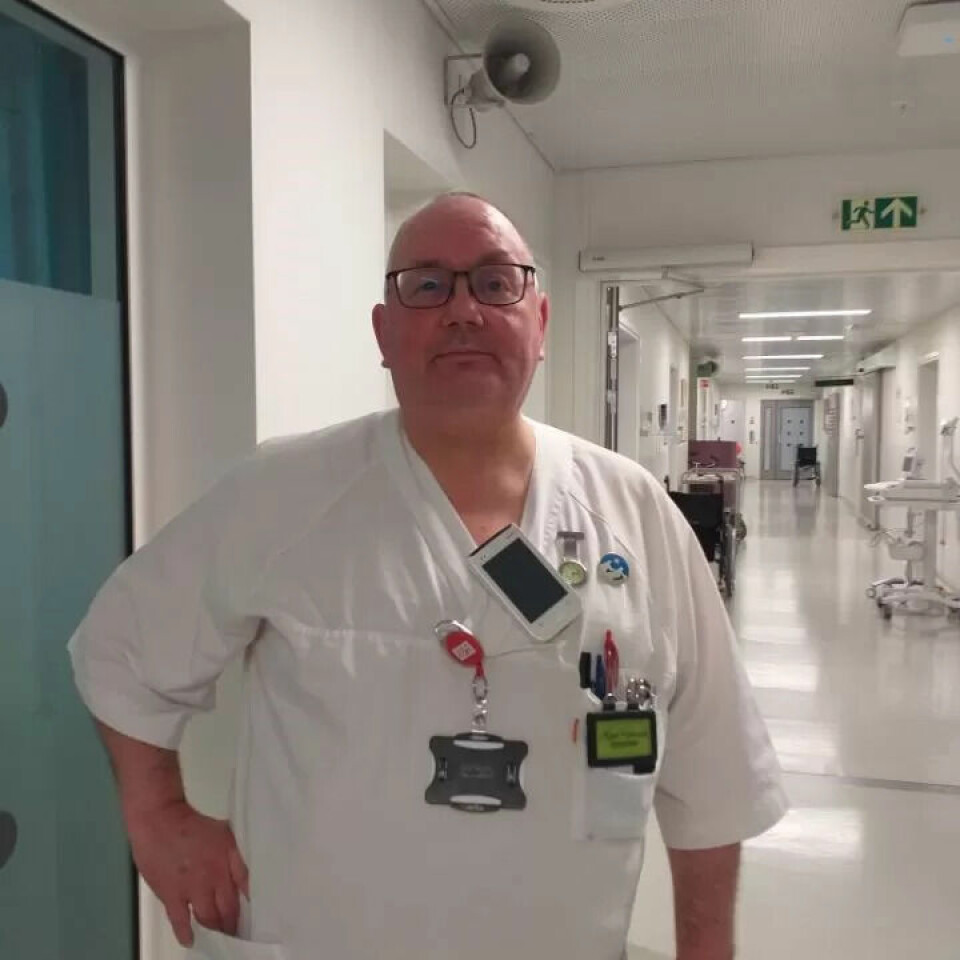 Klar for menneskemøter: Det psykiatrisk sykepleier Knut Harald Eriksen liker aller best ved jobben sin, er de daglige møtene med andre mennesker. De arter seg ofte helt annerledes enn lærebøkene forberedte ham på som student. Klar for menneskemøter: Det psykiatrisk sykepleier Knut Harald Eriksen liker aller best ved jobben sin, er de daglige møtene med andre mennesker. De arter seg ofte helt annerledes enn lærebøkene forberedte ham på som student.