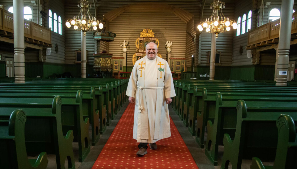 HOVEDKIRKEN: Vidar Brekke er sogneprest i et område med tre kirker. I hovedkirken, Åmot kirke, er det gudstjeneste hver søndag og i høytider. Han jobber som regel tre søndager i måneden. HOVEDKIRKEN: Vidar Brekke er sogneprest i et område med tre kirker. I hovedkirken, Åmot kirke, er det gudstjeneste hver søndag og i høytider. Han jobber som regel tre søndager i måneden.