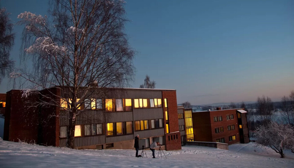 Hvis ikke flere søker seg til skolen, kan vinduene på Ringsaker folkehøgskole bli mørke til høsten. Hvis ikke flere søker seg til skolen, kan vinduene på Ringsaker folkehøgskole bli mørke til høsten.
