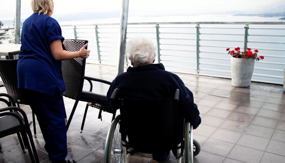 Mange helsearbeidere må slutte tidlig på grunn av slitasje etter mange år i en fysisk og psykisk tung jobb. De ligger ogå høyt på uførestatistikken, selv med særaldersgrense. Mange helsearbeidere må slutte tidlig på grunn av slitasje etter mange år i en fysisk og psykisk tung jobb. De ligger ogå høyt på uførestatistikken, selv med særaldersgrense.